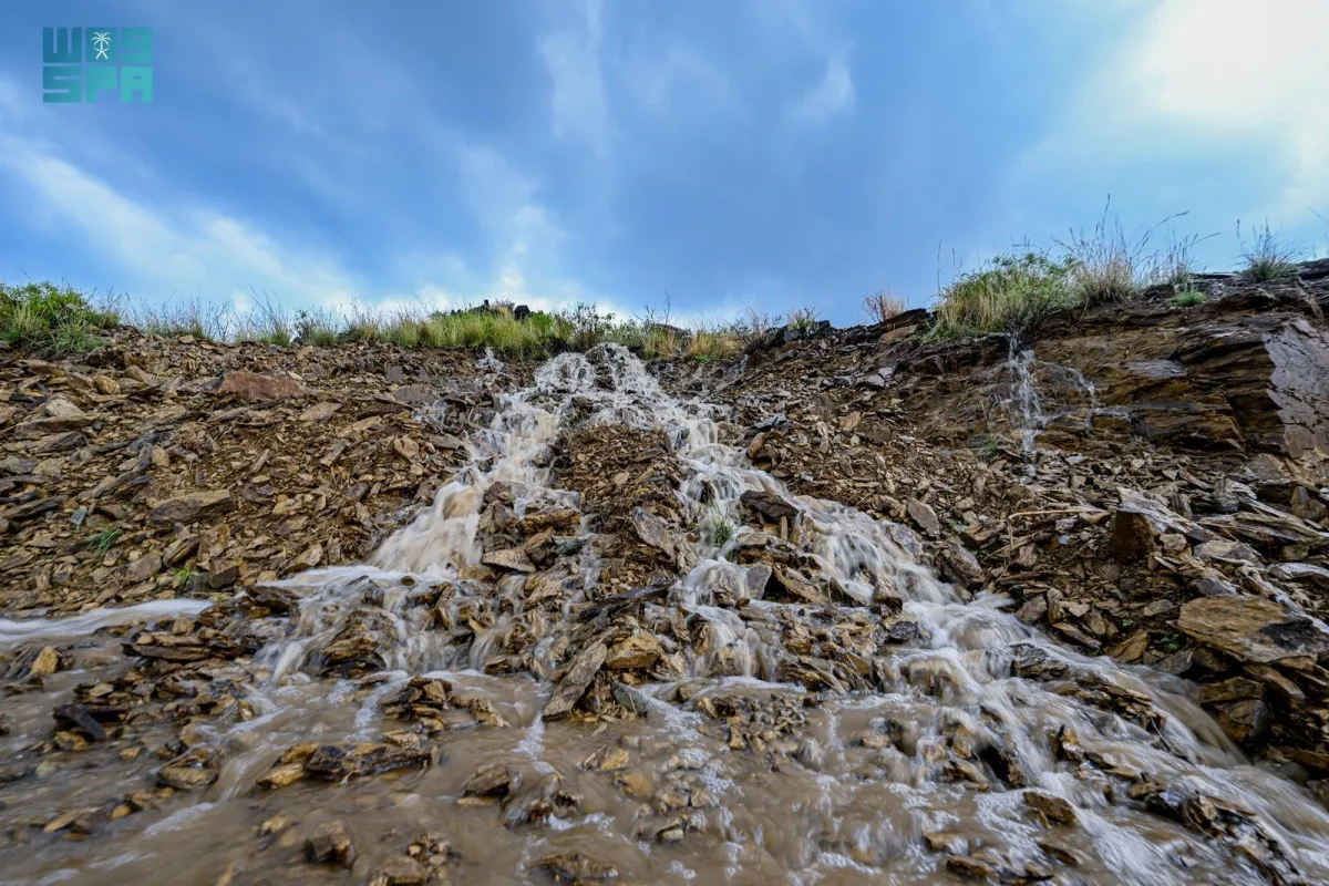  أمطار الباحة تشكّل شلالات موسمية على الصخور (مصدر الصورة: واس)