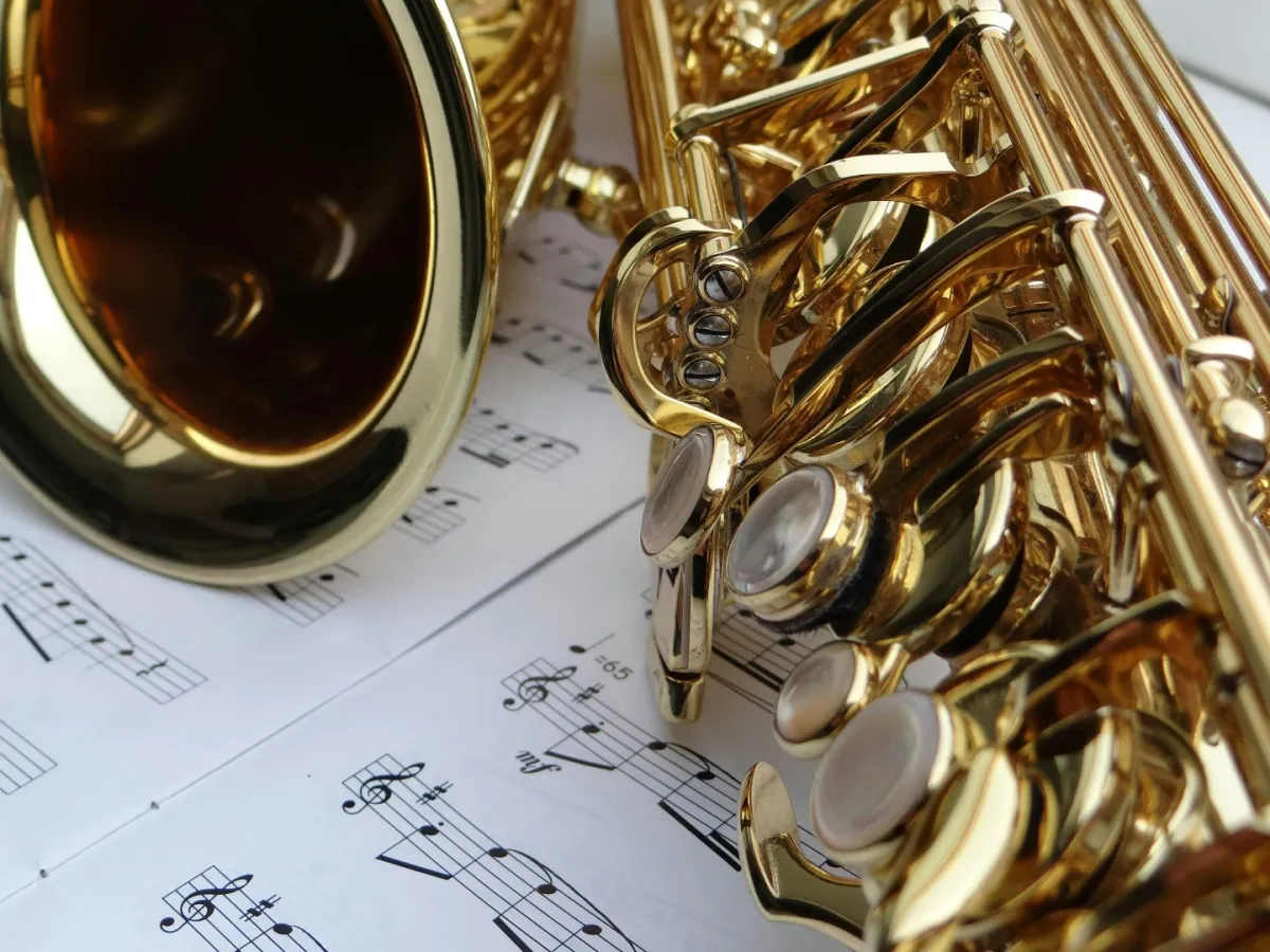 آلة الجاز موضوعة على نوتة موسيقية 