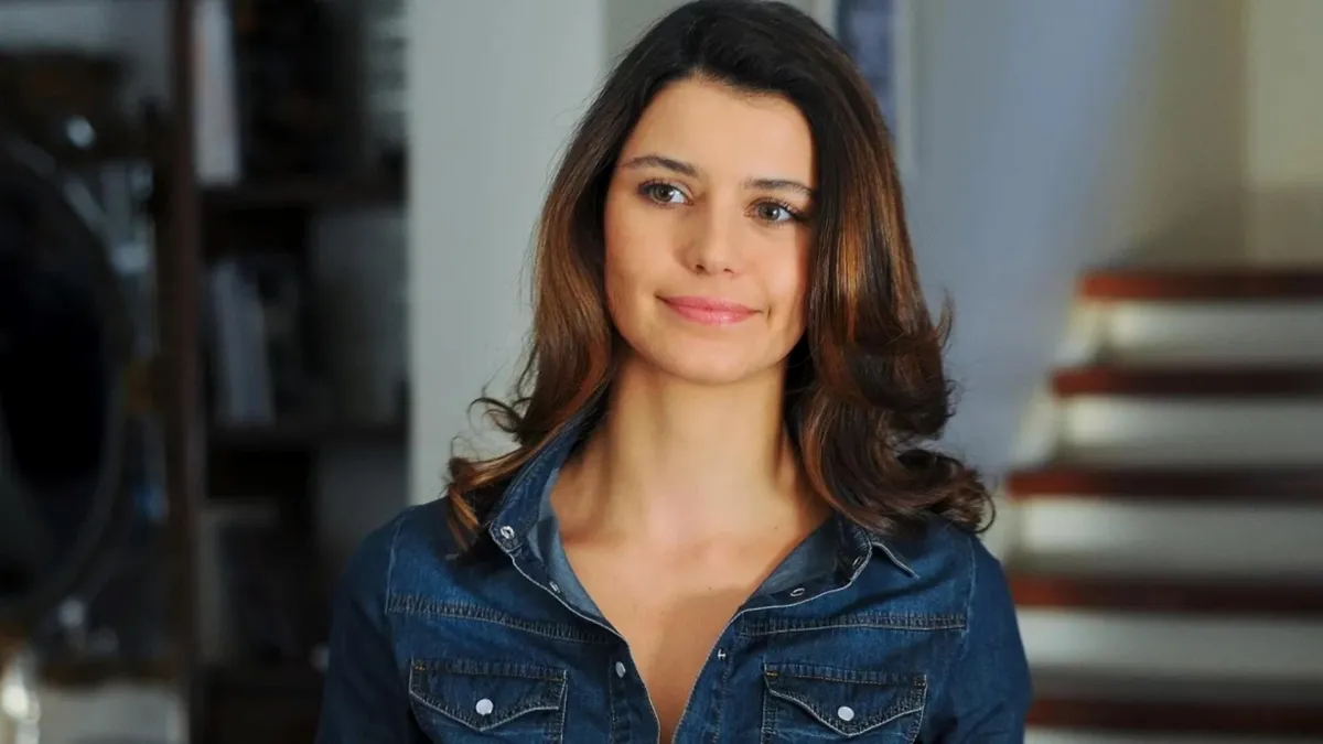 بيرين سات Beren Saat - الصورة من صفحتها على الفيس بوك