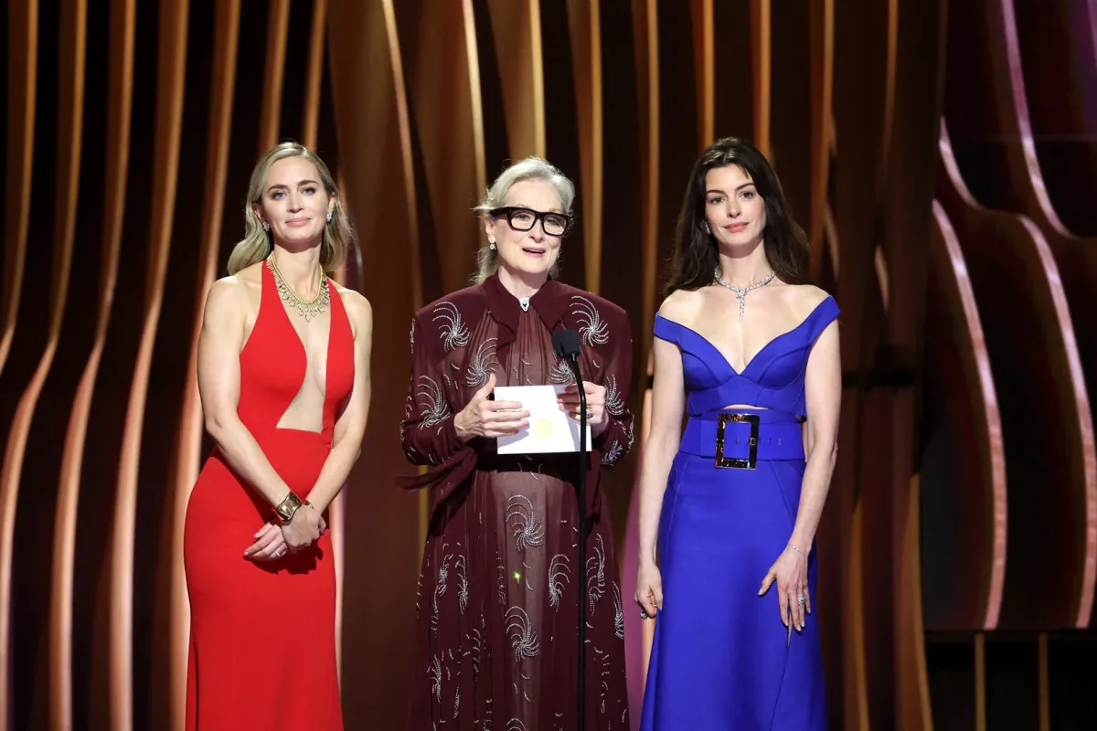 من اليمين آن هاثاوي Anne Hathaway ميريل ستريب Meryl Streep إميلي بلانت Emily Blunt (مصدر الصورة:  Matt Winkelmeyer / GETTY IMAGES NORTH AMERICA / Getty Images via AFP)