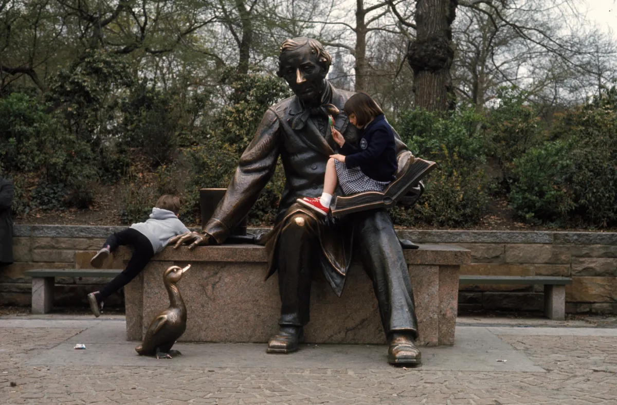 طفلان يتسلقان تمثال كاتب قصص الأطفال الدنماركي هانس كريستيان أندرسن في حديقة "سنترال بارك" بنيويورك( مصدر الصورة: Ernst Haas/Ernst Haas/Getty Images)