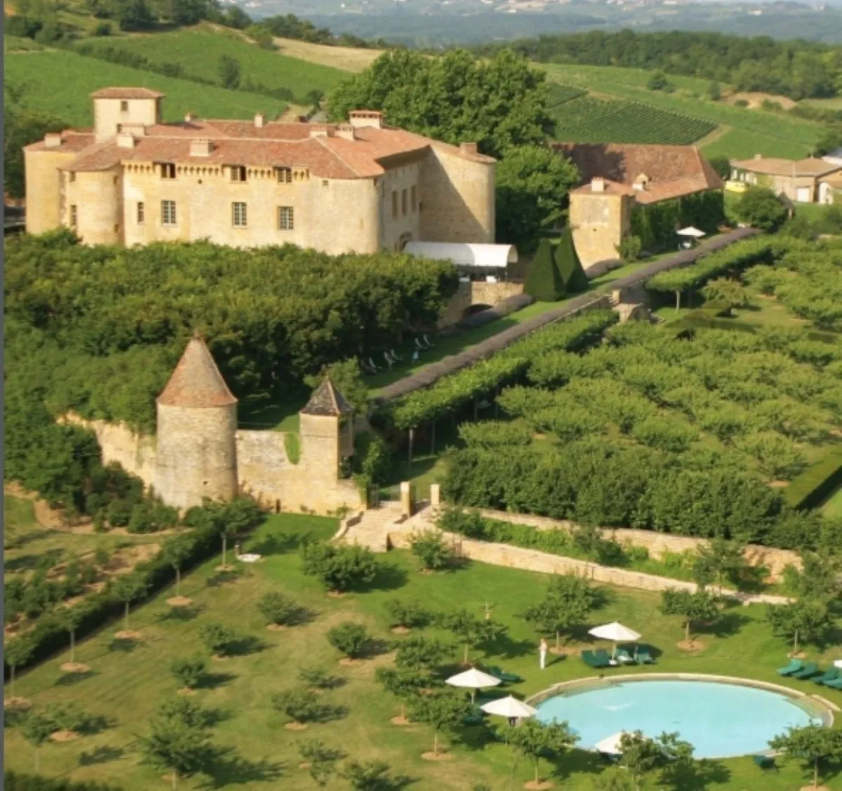 لقطة خارجية لفندق قلعة شاتو دو بانيول