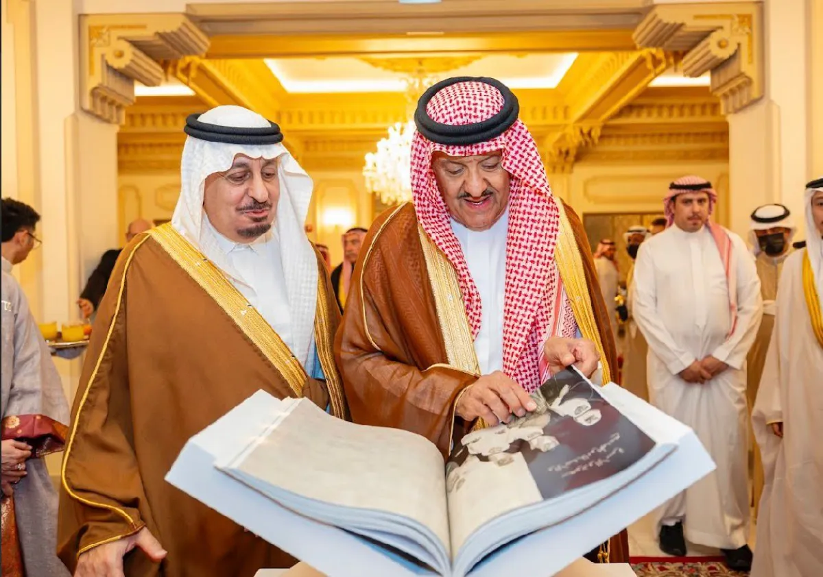 الأمير سلطان بن سلمان بن عبدالعزيز المستشار الخاص لخادم الحرمين الشريفين، مؤسس ورئيس مجلس أمناء مؤسسة التراث غير الربحية مع الأمير بندر بن سعود بن خالد، أمين عام مؤسسة الملك فيصل الخيرية- الصورة من حساب مؤسسة الملك فيصل الخيرية على منصة إكس 