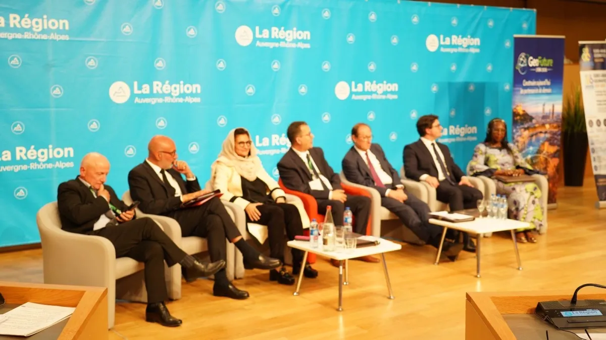 وجاءت مشاركة سمو الأميرة كمتحدثة رئيسية في المؤتمر قدمت فيها محاضرة علمية معمقة بعنوان "المناهج المتكاملة في الجيوماتكس والاستشعار عن بُعد لدراسات علوم الأرض التطبيقية في المملكة العربية السعودية