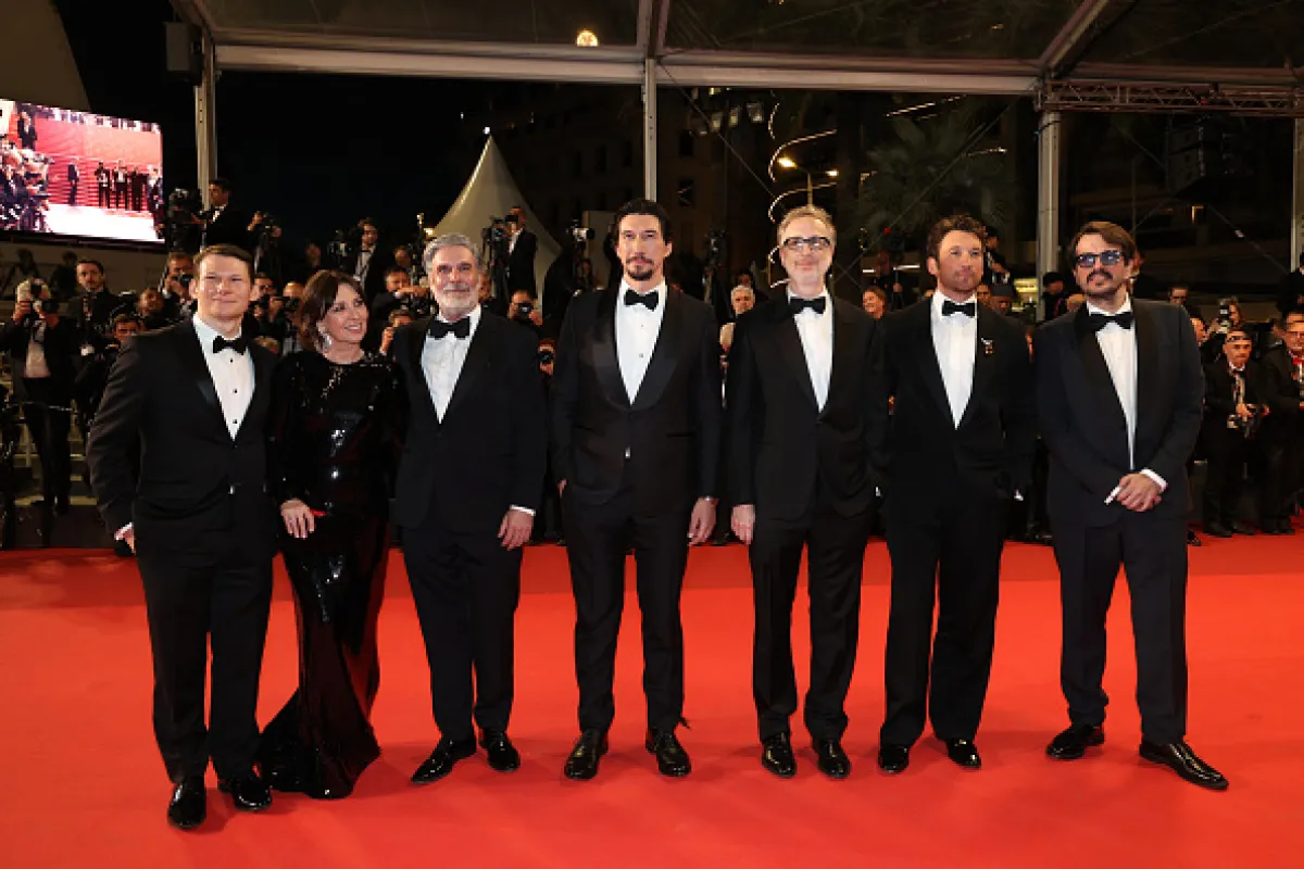 نجوم فيلم Paper Tiger في العرض الخاص للفيلم بمهرجان كان السينمائي 2026- مصدر الصورة:Hoda Davaine/Getty Images 