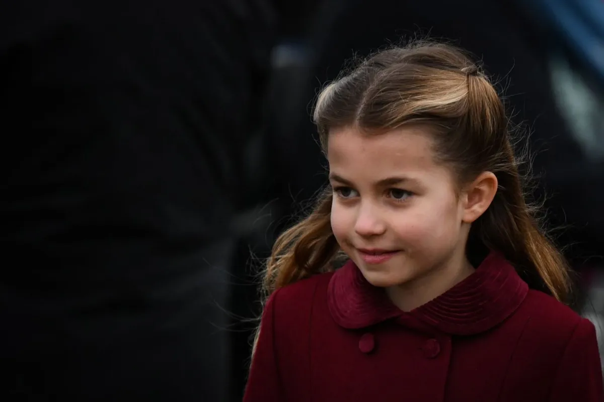 الأميرة شارلوت في كنيسة سانت ماري ماغدالين في ساندرينغهام، نورفولك، شرق إنجلترا (Princess Charlotte at St Mary Magdalene Church in Sandringham, Norfolk, eastern England). مصدر الصورة: Daniel LEAL / AFP