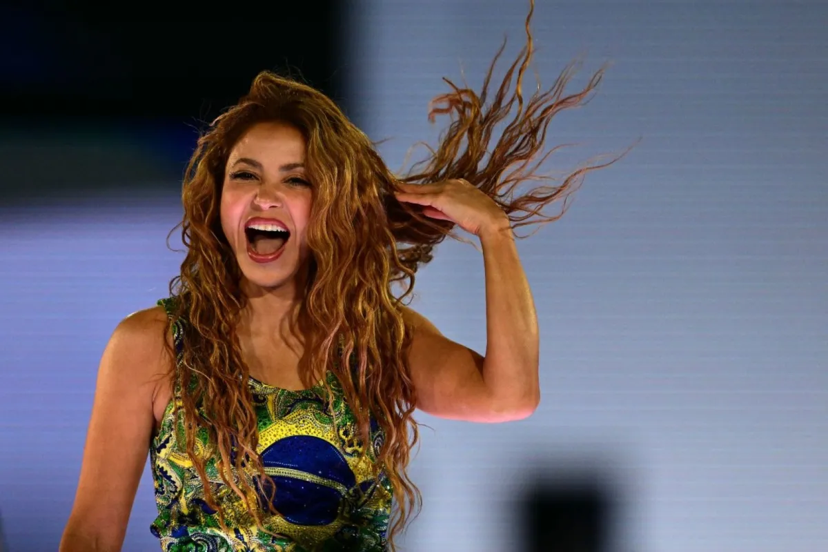 شاكيرا على شاطئ كوباكابانا في ريو دي جانيرو بالبرازيل (Shakira at Copacabana beach in Rio de Janeiro, Brazil). مصدر الصورة: Pablo PORCIUNCULA / AFP