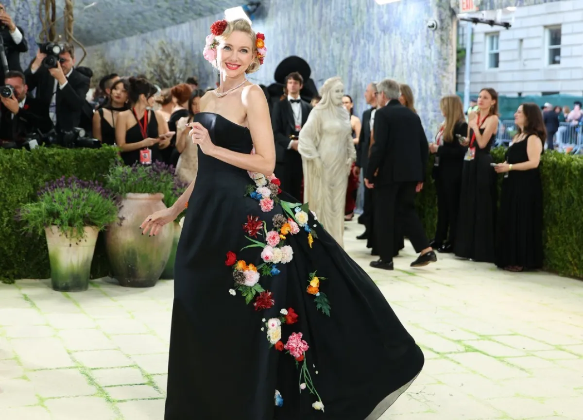 نعومي واتس Naomi Watts في حفل ميت غالا 2026 - (Photo by ANGELA WEISS / AFP)