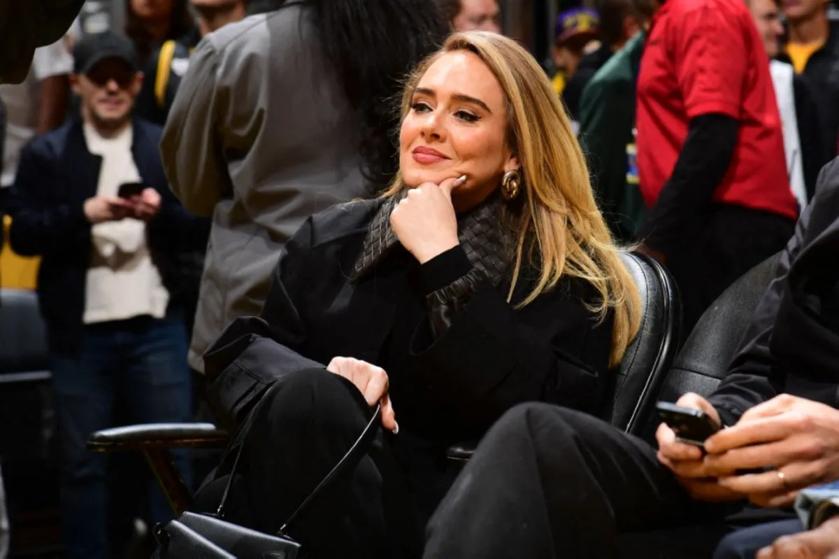 أديل في كريبتو.كوم أرينا في لوس أنجلوس، كاليفورنيا (Adele  at Crypto.Com Arena in Los Angeles, California). مصدر الصورة: Adam Pantozzi/NBAE via Getty Images/AFP