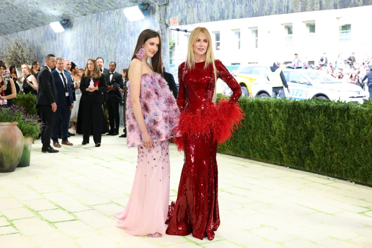 صنداي روز كيدمان أوربان Sunday Rose Kidman Urban ونيكول كيدمان Nicole Kidman في حفل ميت غالا 2026. مصدر الصورة: Angela Weiss / AFP