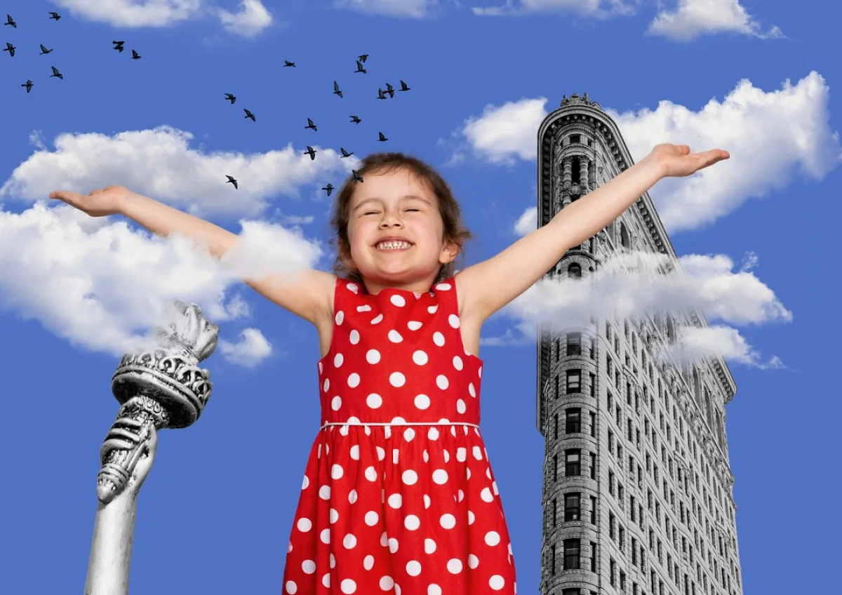 صورة لطفلة تلامس السحاب