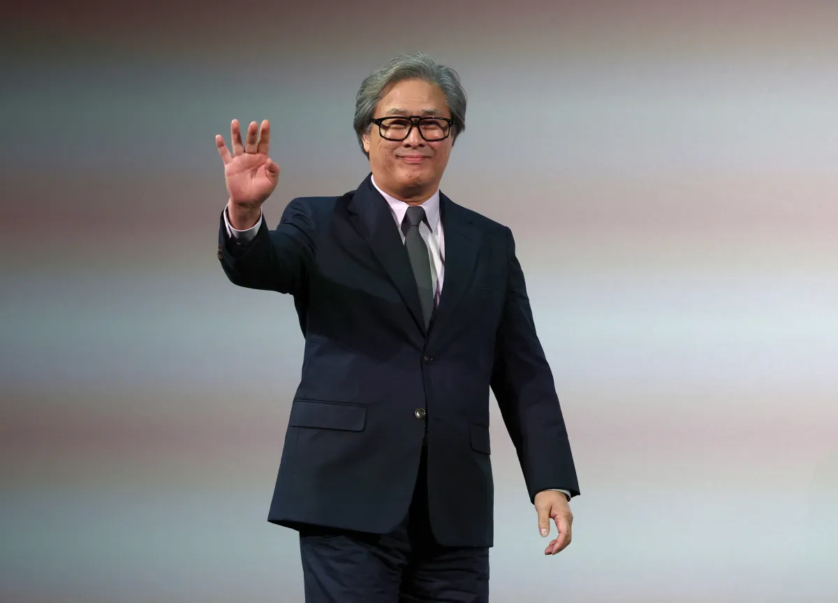 بارك تشان ووك في جورجيا Park Chan-wook appears during the 28th SCAD Savannah Film Festival in Savannah, Georgia مصدر الصورة Cindy Ord / GETTY IMAGES NORTH AMERICA / Getty Images via AFP