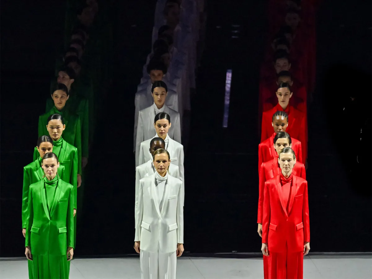 لوحة تكريمية للمصمم الراحل جورجيو أرماني Giorgio Armani، خلال حفل افتتاح الألعاب الأولمبية ميلانو كورتينا 2026 