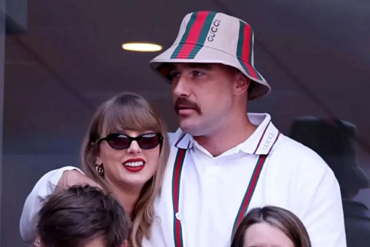 تايلور سويفت وترافيس كيلسي Taylor Swift and Travis Kelce - مصدر الصورة Photo by JAMIE SQUIRE / GETTY IMAGES NORTH AMERICA / Getty Images via AFP