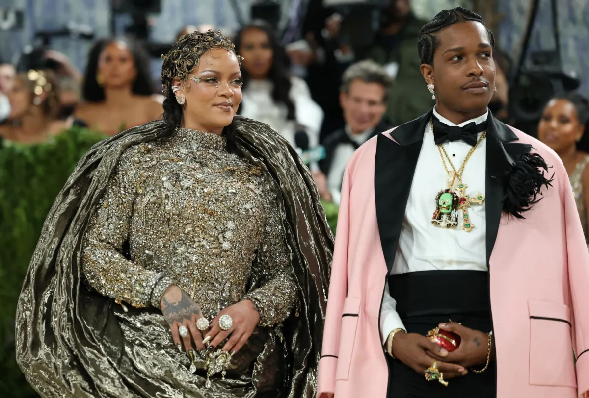 ريهانا Rihanna وآساب روكي Asap Rockey في حفل ميت غالا 2026. مصدر الصورة: ANGELA WEISS / AFP