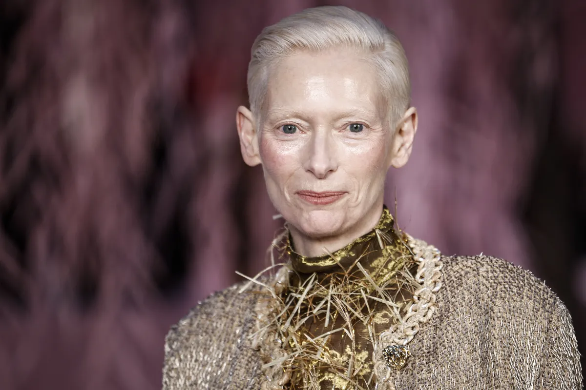 تيلدا سوينتون Tilda Swinton في أسبوع الموضة في باريس. مصدر الصورة: Sebastien DUPUY / AFP