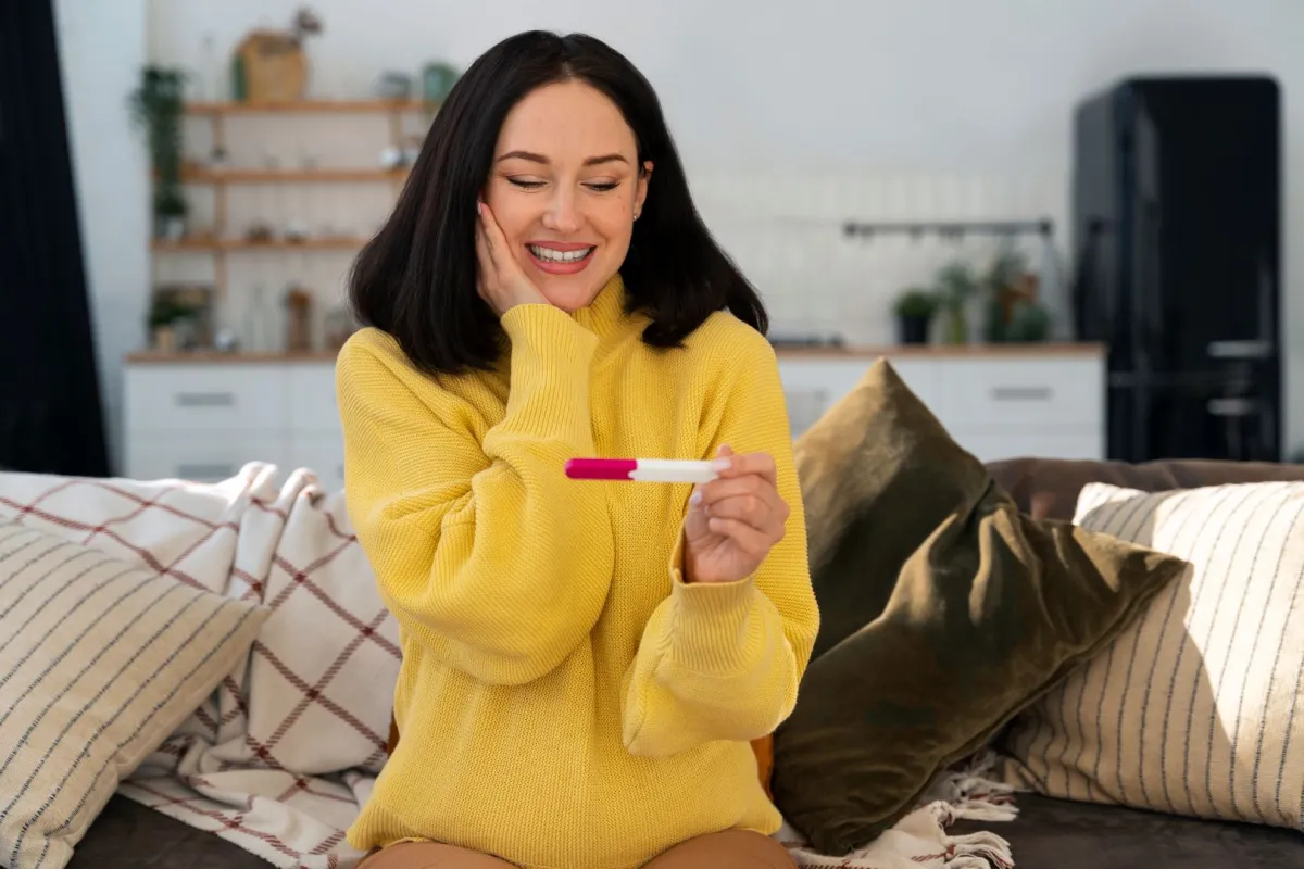 صورة امرأة فرحة بثبوت الحمل