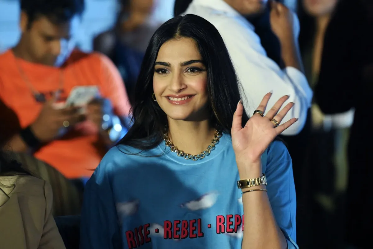 سونام كابور في مومباي (Sonam Kapoor in Mumbai). مصدر الصورة: SUJIT JAISWAL / AFP
