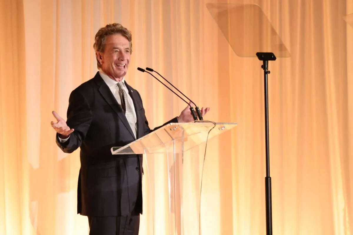 مارتن شورت في بيفرلي هيلز، كاليفورنيا (Martin Short in Beverly Hills, California). مصدرالصورة: Emma McIntyre/Getty Images for Netflix/AFP