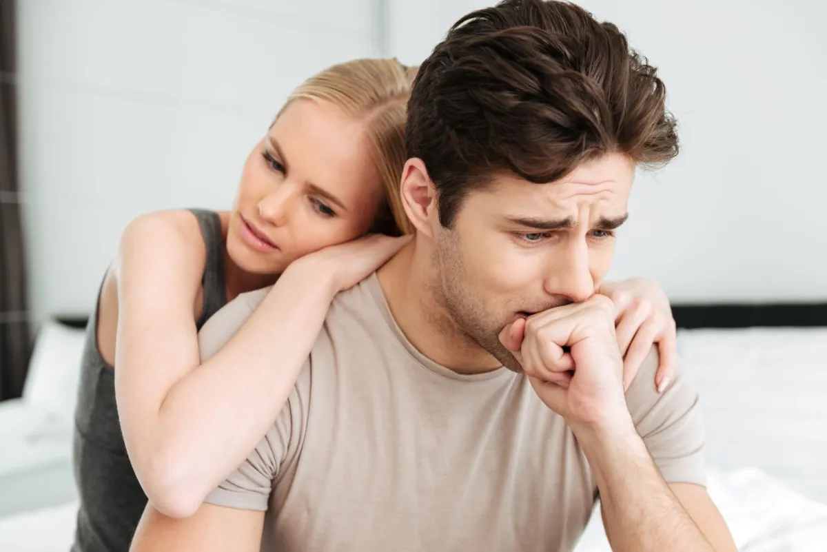 زوجان يبدة بينهما خلاف والزوجة تنام على كتف وظهر زوجها بدلال  