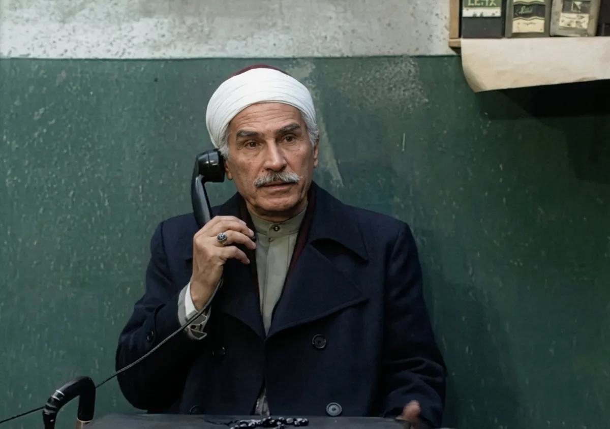 عبد الرحمن أبو زهرة بشخصية المعلم سردينة - الصورة سكرين شوت من الحلقة الأولى لمسلسل لن أعيش في جلباب أبي