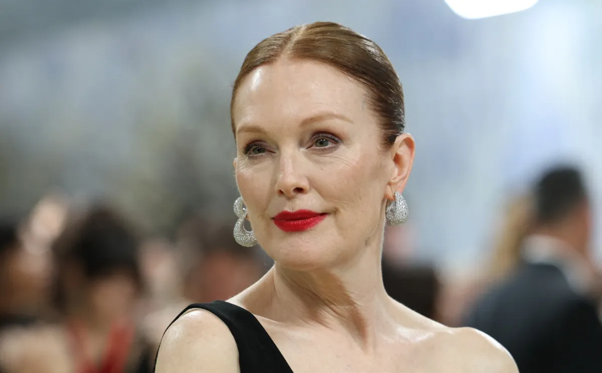 جوليان مور Julianne Moore في حفل ميت غالا 2026. مصدر الصورة: ANGELA WEISS / AFP