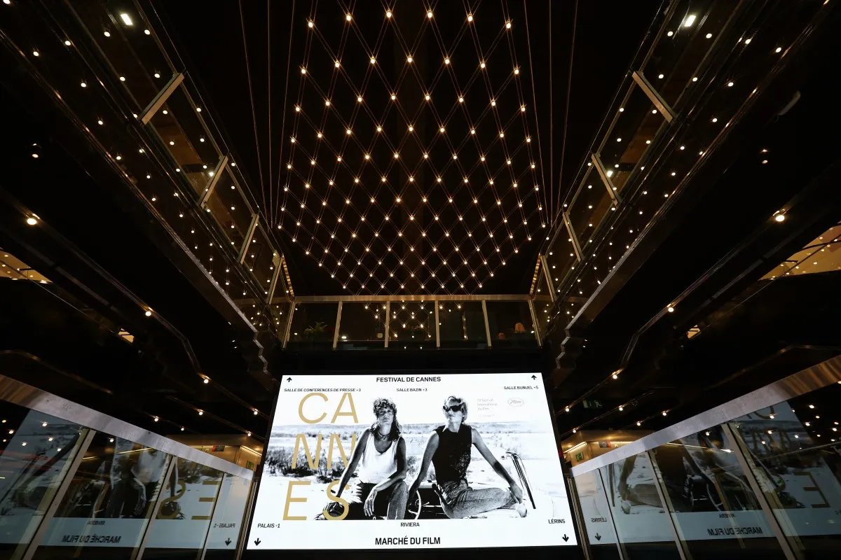 الملصق الدعائي لمهرجان كان السينمائي 2026 - Photo by Sameer AL-DOUMY / AFP