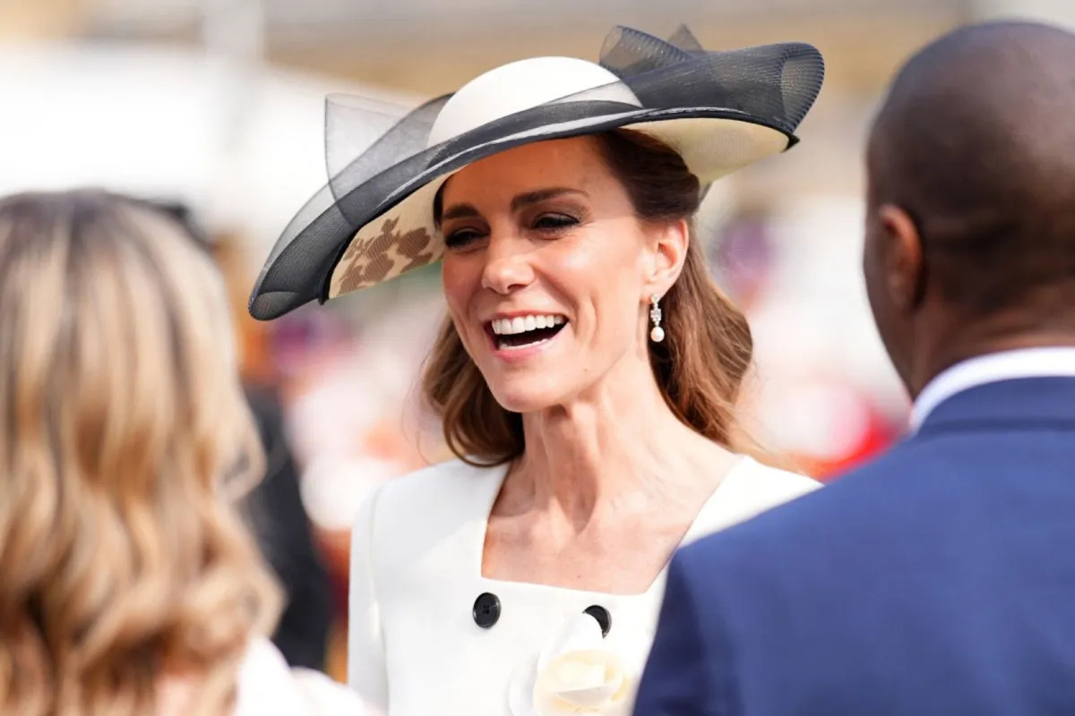 كاثرين (كيت ميدلتون) في قصر باكنغهام بلندن ( Catherine at Buckingham Palace, in London). مصدر الصورة: Aaron Chown / POOL / AFP