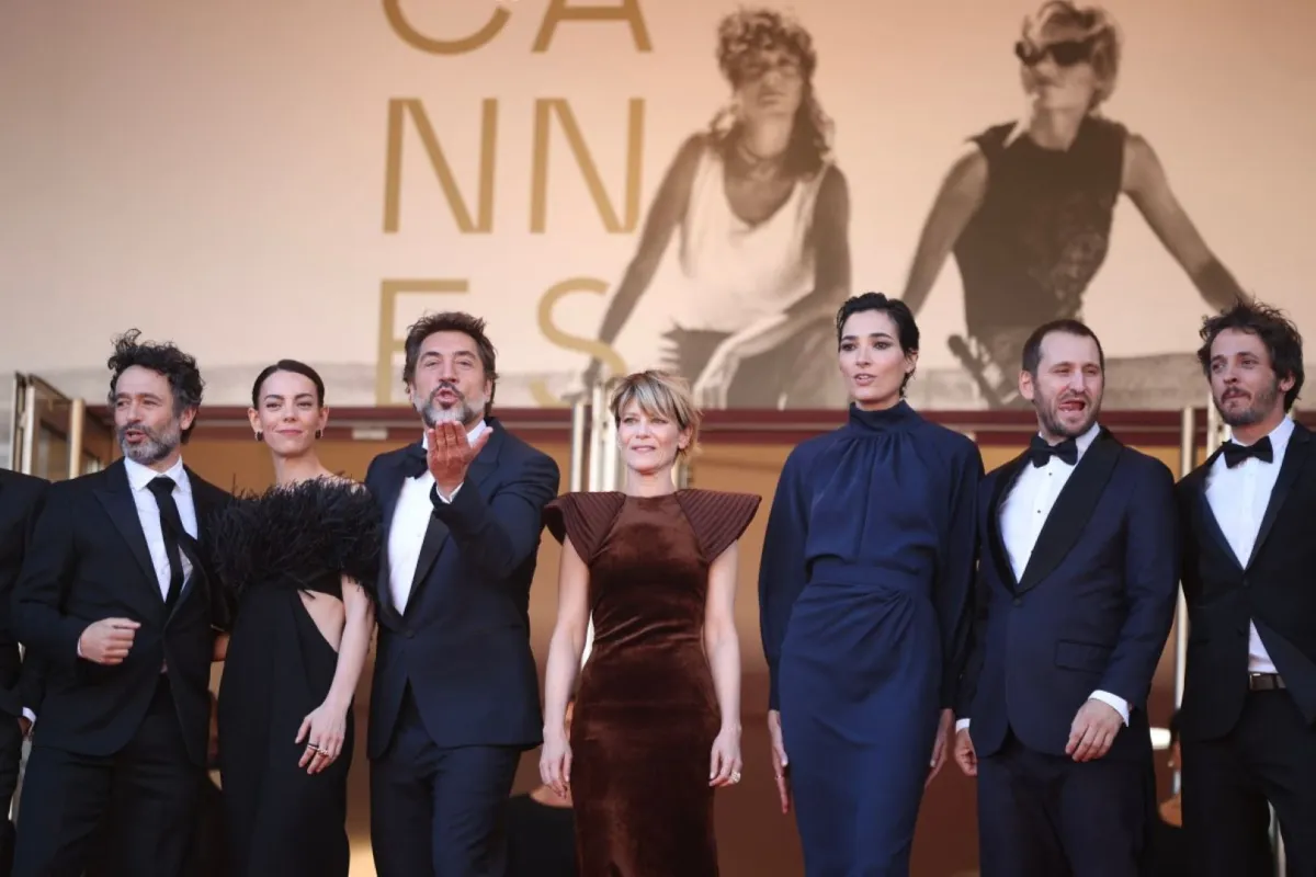 خافيير بارديم مع فريق عمل فيلم The Beloved من مهرجان كان السينمائي 2026. مصدر الصورة: Valery HACHE / AFP