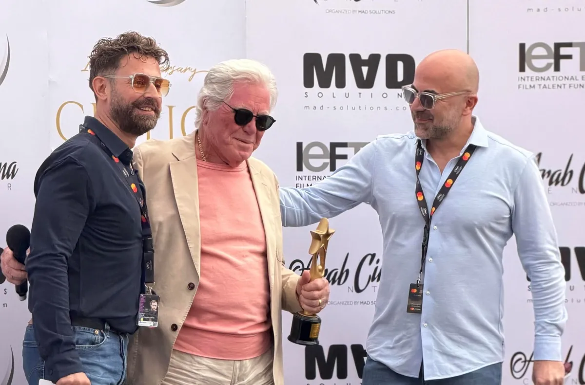 حسين فهمي يتسلم الجائزة من مركز السينما العربية خلال حفل جوائز النقاد للأفلام العربية