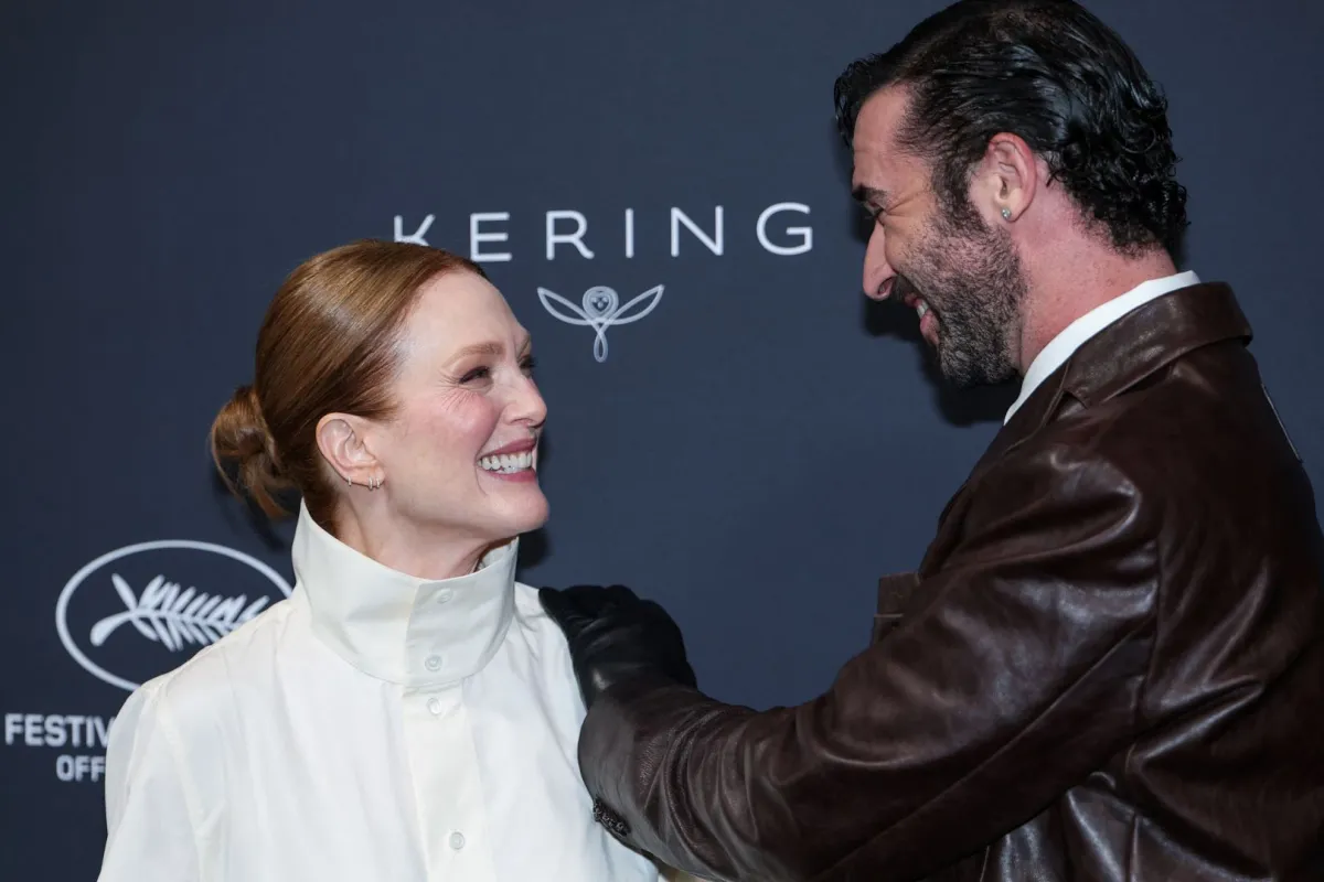 جوليان مور Julianne Moore وجوردان فرستمان Jordan Firstman في فعالية المرأة في الحركة 2026. مصدر الصورة: SAMEER AL-DOUMY / AFP