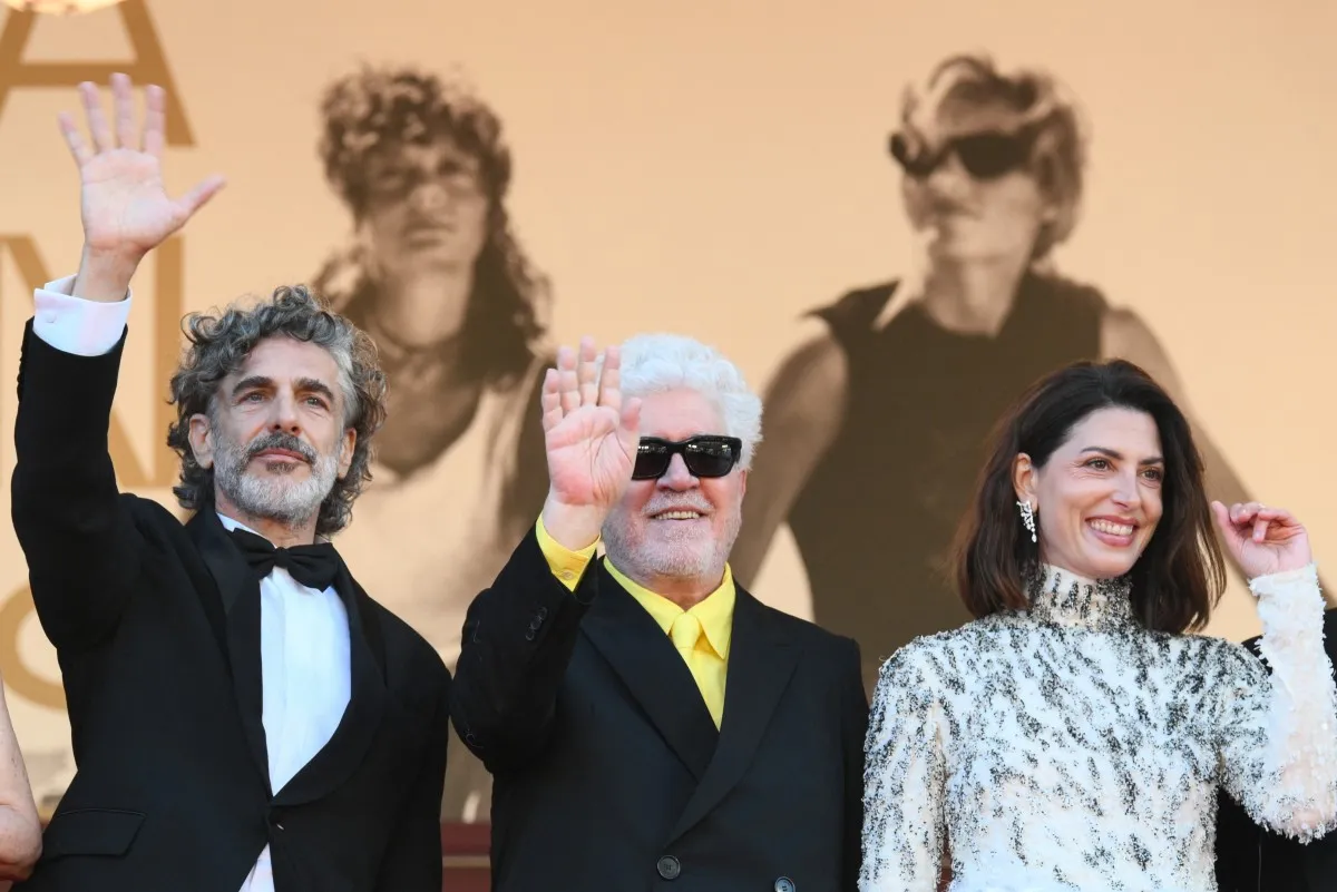  الممثل الأرجنتيني ليوناردو سباراليا، والمخرج السينمائي الإسباني بيدرو ألمودوفار، والممثلة الإسبانية باربرا ليني من عرض الفيلم- Photo by Olivier CHASSIGNOLE / AFP