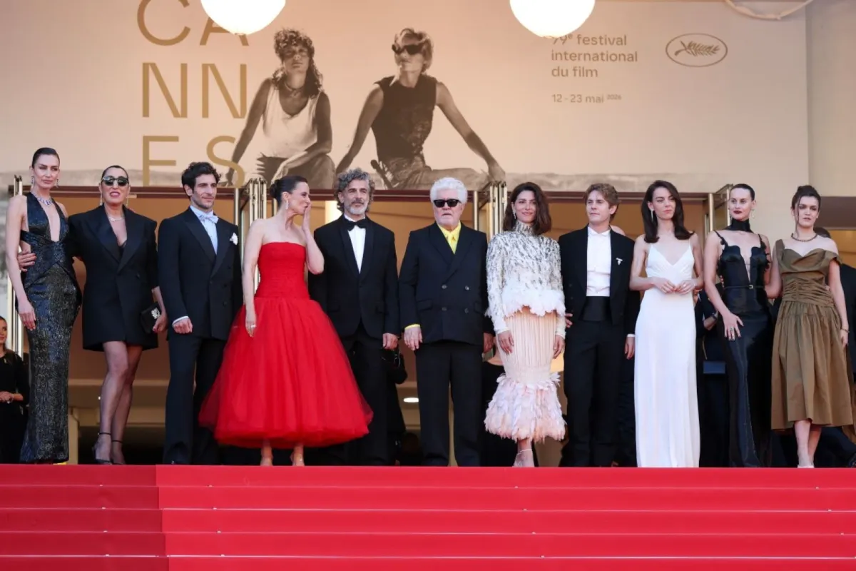 بيدرو ألمودفار يتوسط فريق عمل فيلم Bitter Christmas بمهرجان كان السينمائي 2026. مصدر الصورة: Sameer AL-DOUMY / AFP
