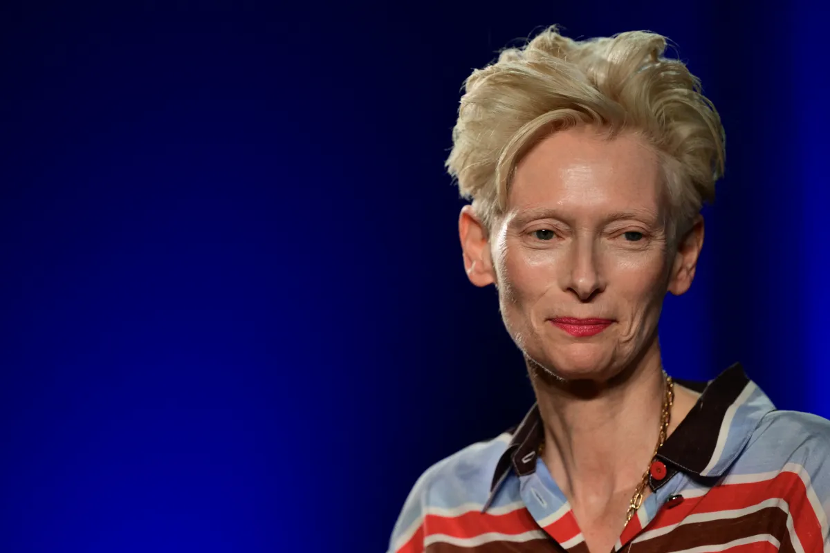 تيلدا سوينتون Tilda Swinton في الدورة التاسعة والسبعين لمهرجان كان السينمائي في مدينة كان - Photo by Olivier CHASSIGNOLE / AFP