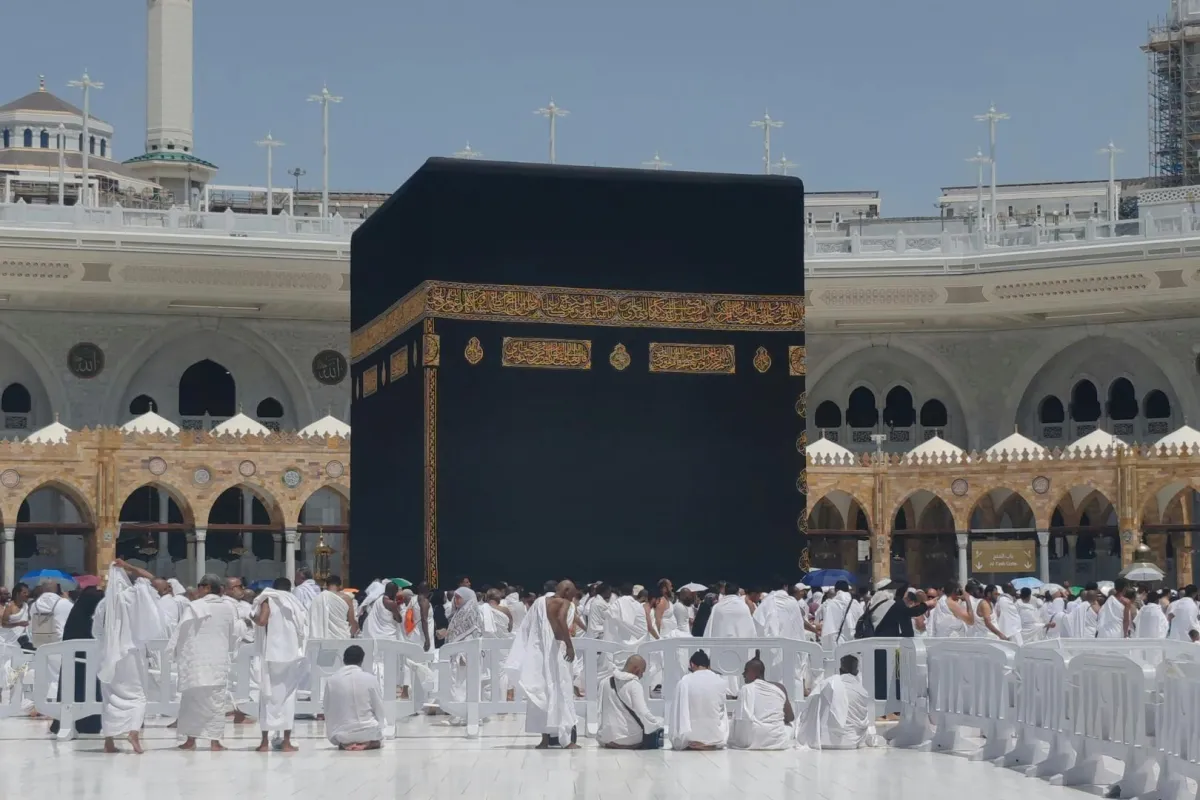حجاج بيت الله الحرام أمام الكعبة المشرفة 