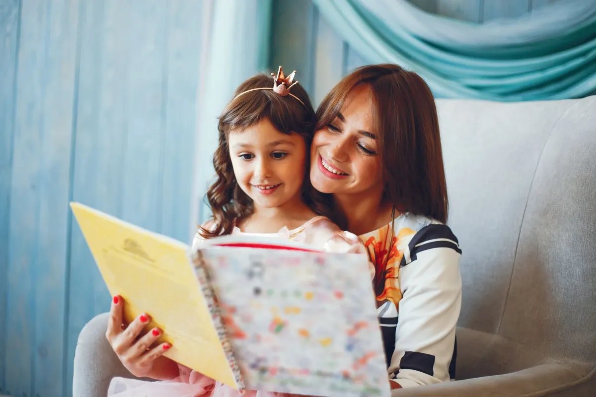 صورة لأم تقرأ قصة لطفلتها