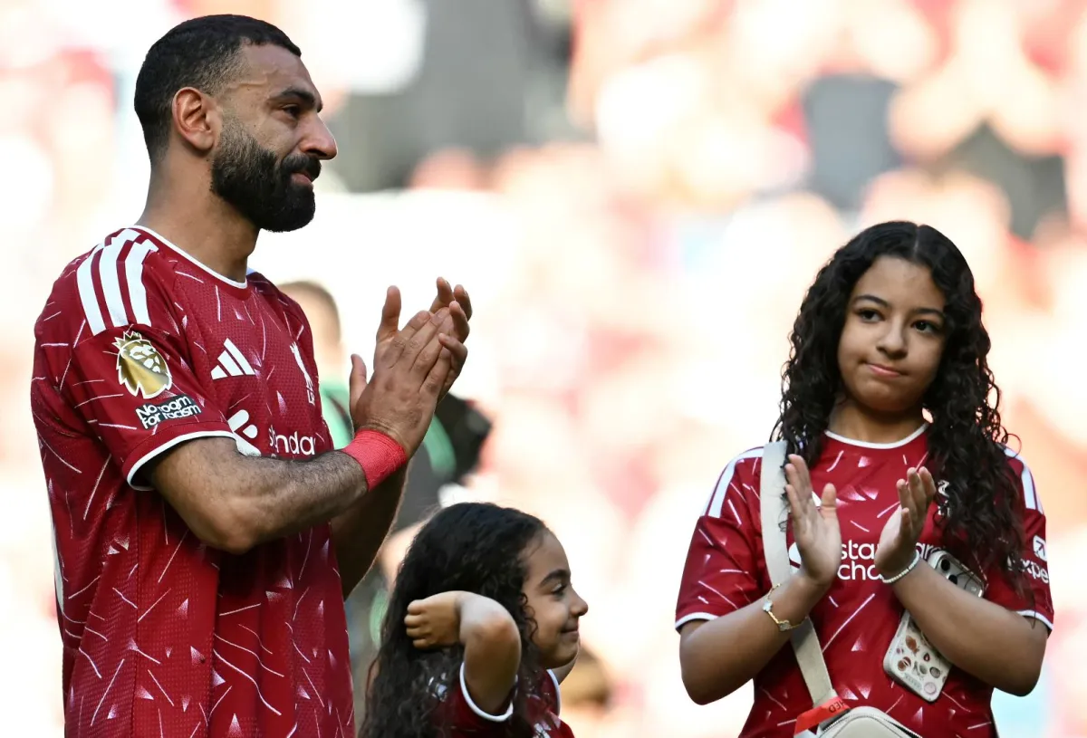 محمد صلاح مع ابنتيه في أنفيلد، ليفربول (Mohamed Salah at Anfield in Liverpool). مصدر الصورة: Paul ELLIS / AFP