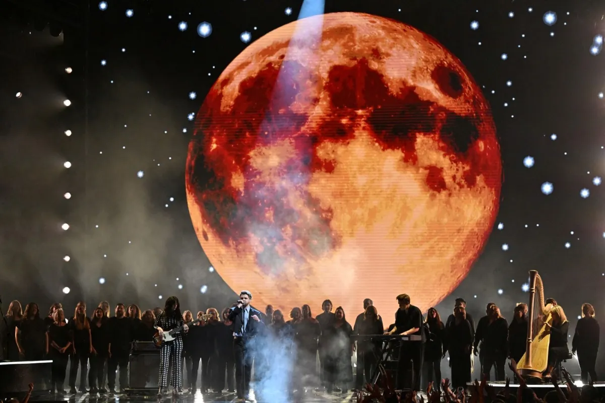 حفل توزيع جوائز الموسيقى الأمريكية American Music Awards 2025. (Photo by Robyn Beck / AFP) / RESTRICTED TO EDITORIAL USE