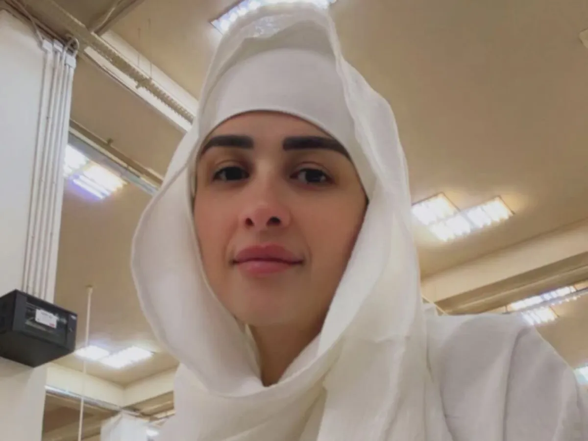 ياسمين عبد العزيز بملابس الإحرام