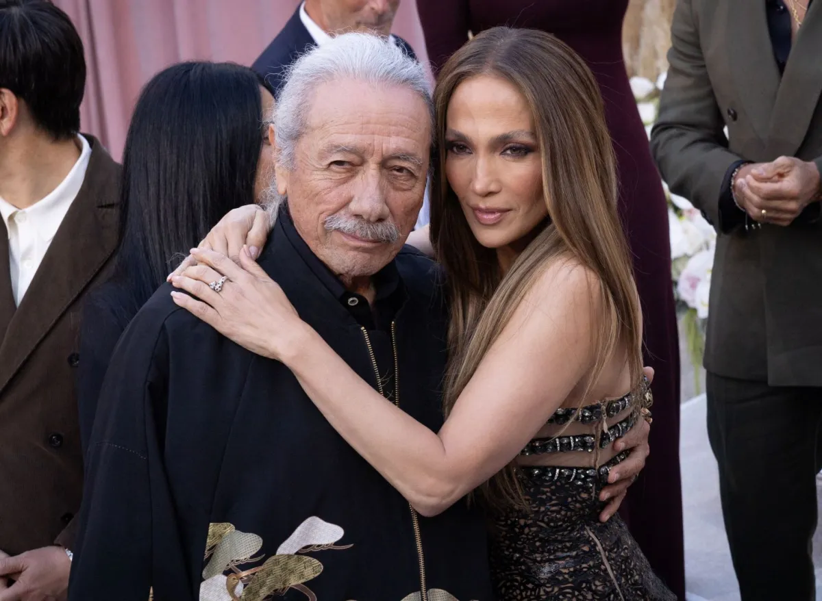 جينيفر لوبيز وإدوارد جيمس أولموس في المسرح المصري في لوس أنجلوس (Jennifer Lopez and Edward James Olmos at the Egyptian theatre in Los Angeles). مصدر الصورة: ETIENNE LAURENT / AFP