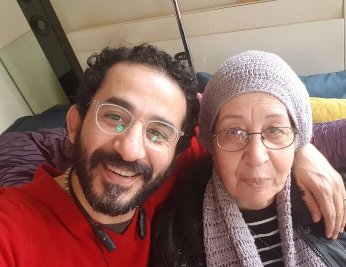 أحمد حلمي ووالدته الراحلة - الصورة من حساب أحمد حلمي على انستغرام