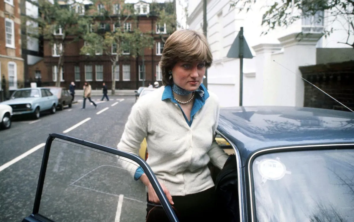 الأميرة ديانا أمام شقتها في كوليرن كورت، لندن (Lady Diana Spencer outside her flat in Coleherne Court, London). مصدر الصورة: Jayne Fincher/Princess Diana Archive/Getty Images