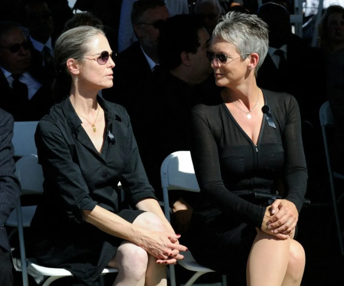 كيلي كورتيس (يسار) وشقيقتها جيمي لي كورتيس في هندرسون، نيفادا (Kelly Curtis (L) and her sister Jamie Lee Curtis in Henderson, Nevada). مصدر الصورة: Ethan Miller/Getty Images/AFP