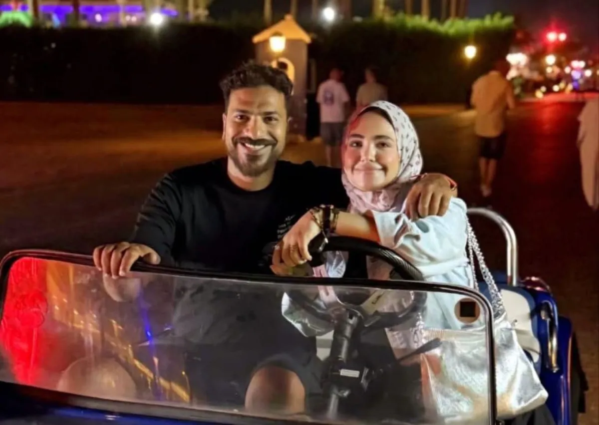 مصطفى أبو سريع وزوجته- الصورة من صفحته على فيسبوك