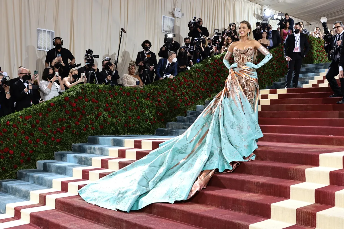 بليك لايفلي Blake Lively في حفل ميت غالا 2022( مصدر الصورة:  Jamie McCarthy/Getty Images)