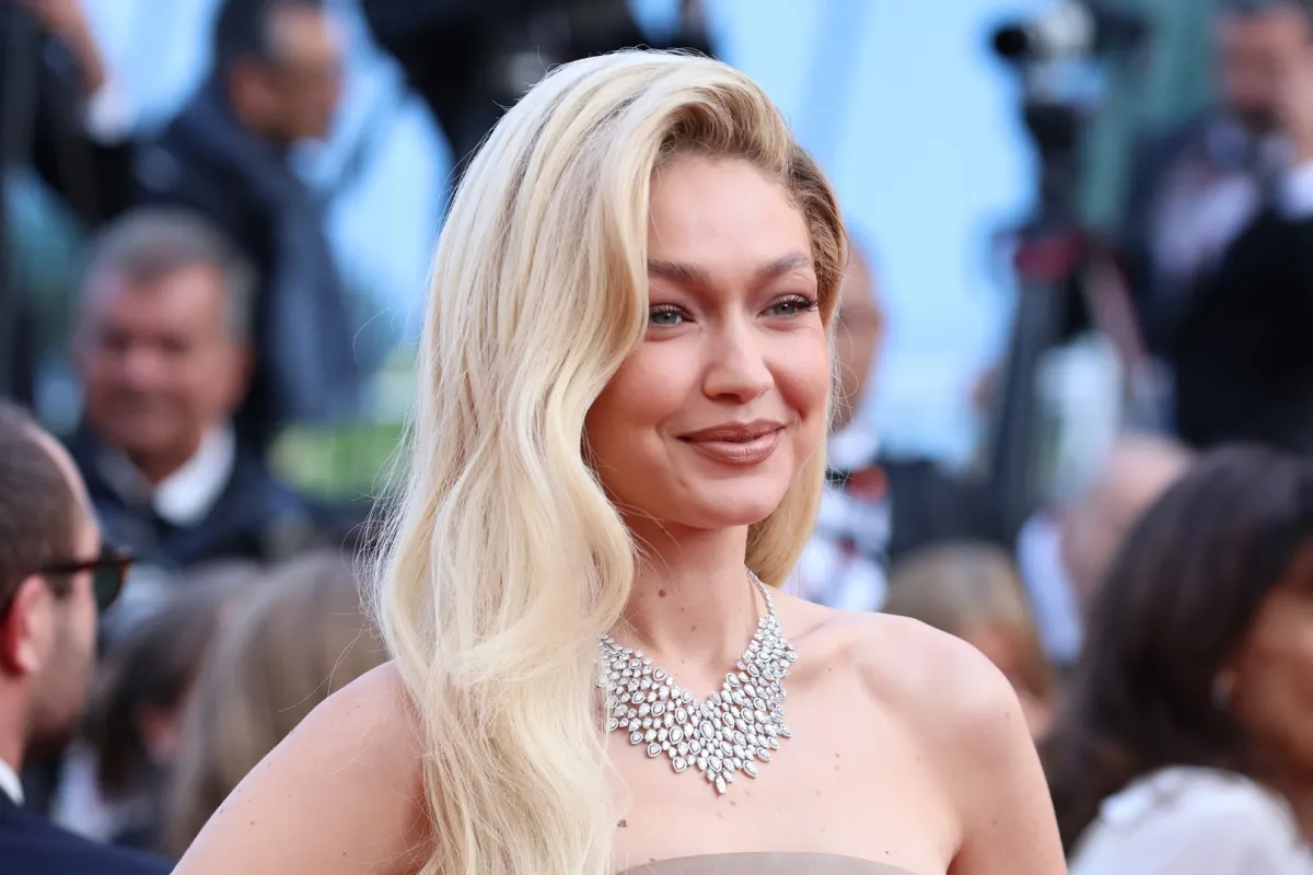 جيجي حديد  Gigi Hadid  على سجادة مهرجان كان 2023 ( مصدر الصورة: Gisela Schober/Getty Images)