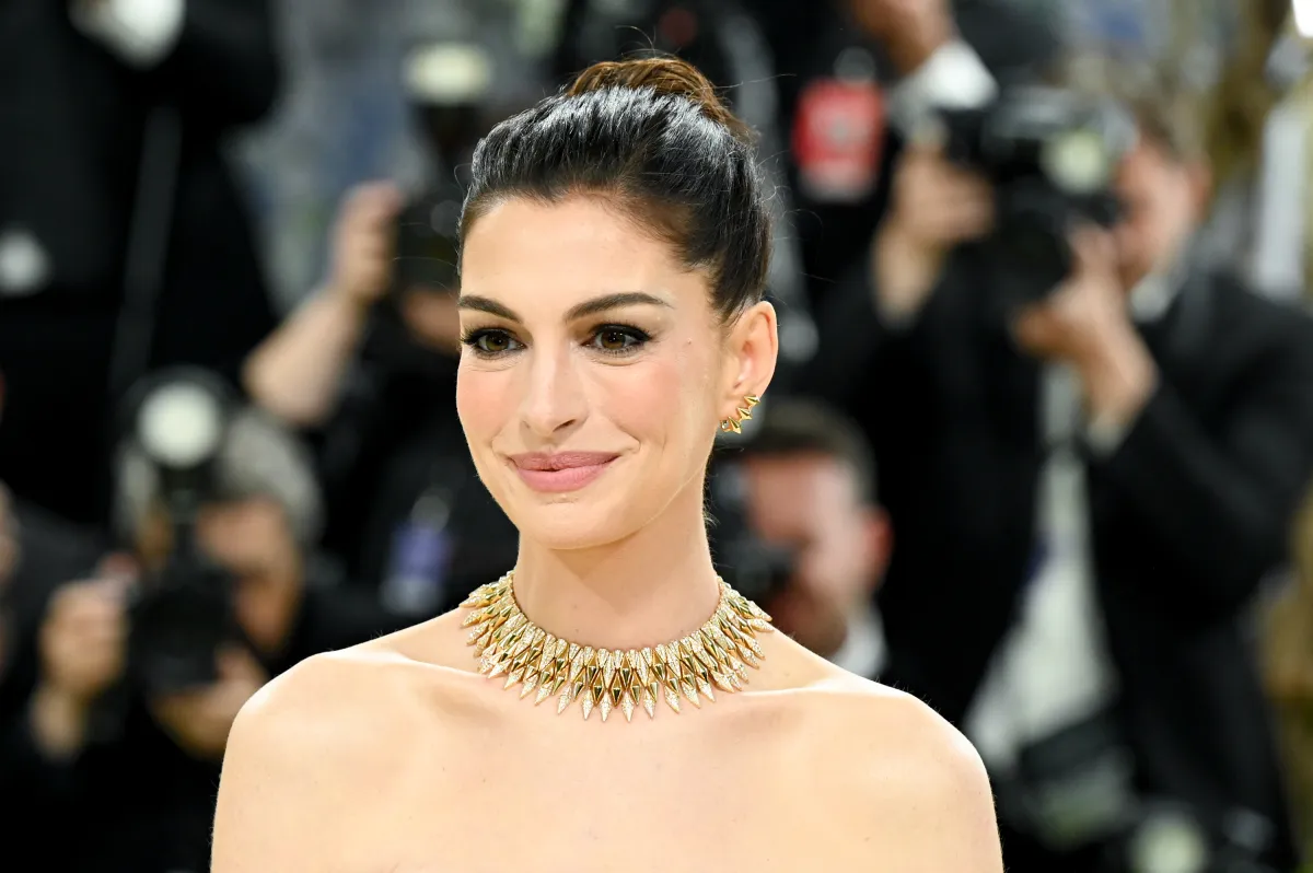   آن هاثاواي، Anne Hathaway 2026 Met Gala (مصدر الصورة: Gilbert Flores/Variety via Getty Images)