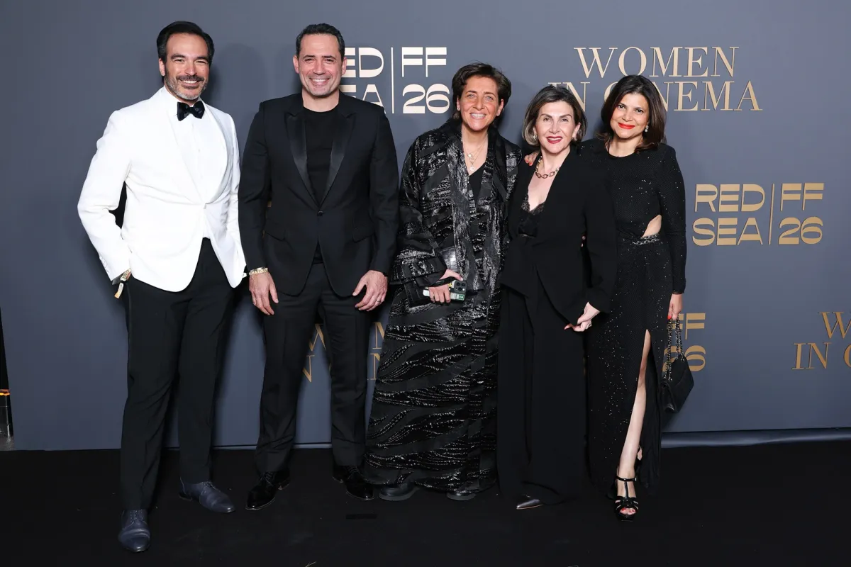 من اليمين إلى اليسار) شيفاني بانديا مالهوترا، مهسا موتاميدي، رشا الإمام، ظافر العابدين وريان آشور يحضرون السجادة الحمراء لحفل مؤسسة البحر الأحمر السينمائية لعام 2026 بعنوان "المرأة في السينما" في مهرجان كان(مصدر الصورة:  Daniele Venturelli/Getty Images for Red Sea Film Foundation)