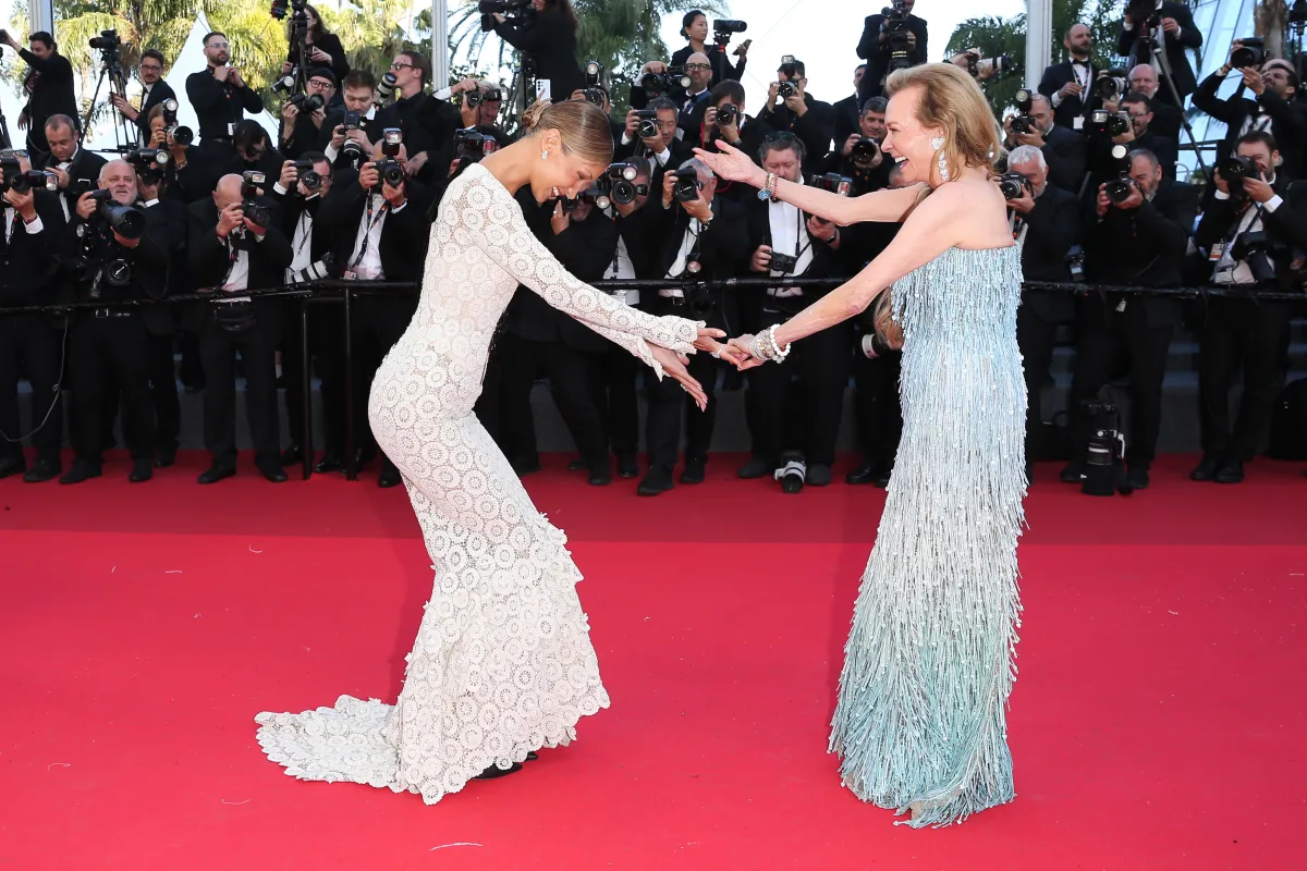  بيلا حديد و كارولين كارولين شوفوليه في مهرجان كان السينمائي2026  202020Bella Hadid and Caroline Scheufele ( مصدر الصورة:Gisela Schober/Getty Images)