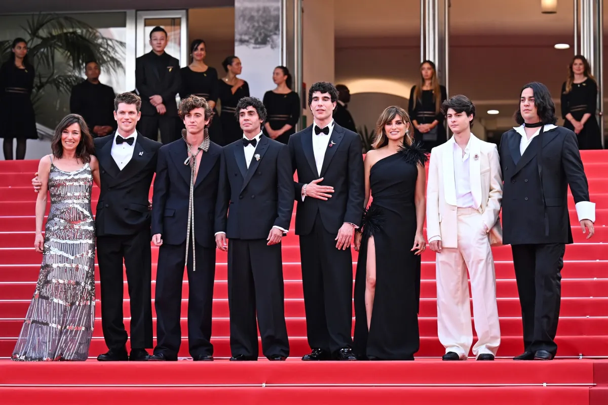 فريق عمل فيلم "La Bola Negra" على سجادة مهرجان كان 2026 (مصدر الصورة:  Kate Green/Getty Images)